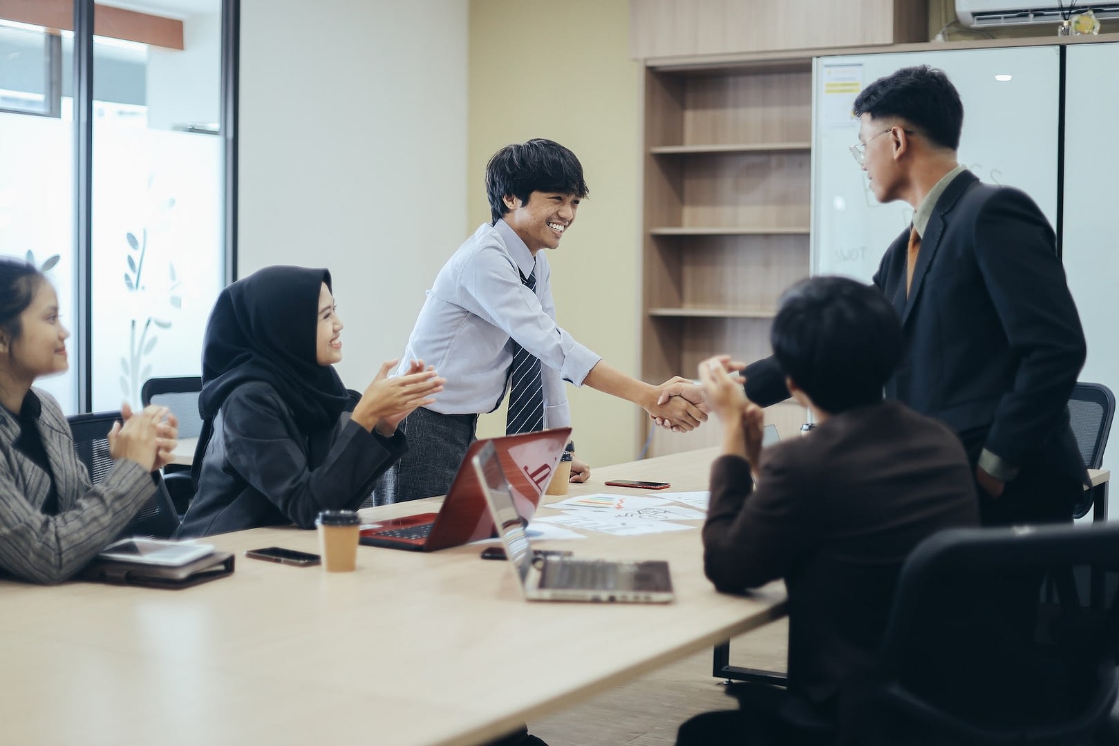 manager give reward to worker during business meeting