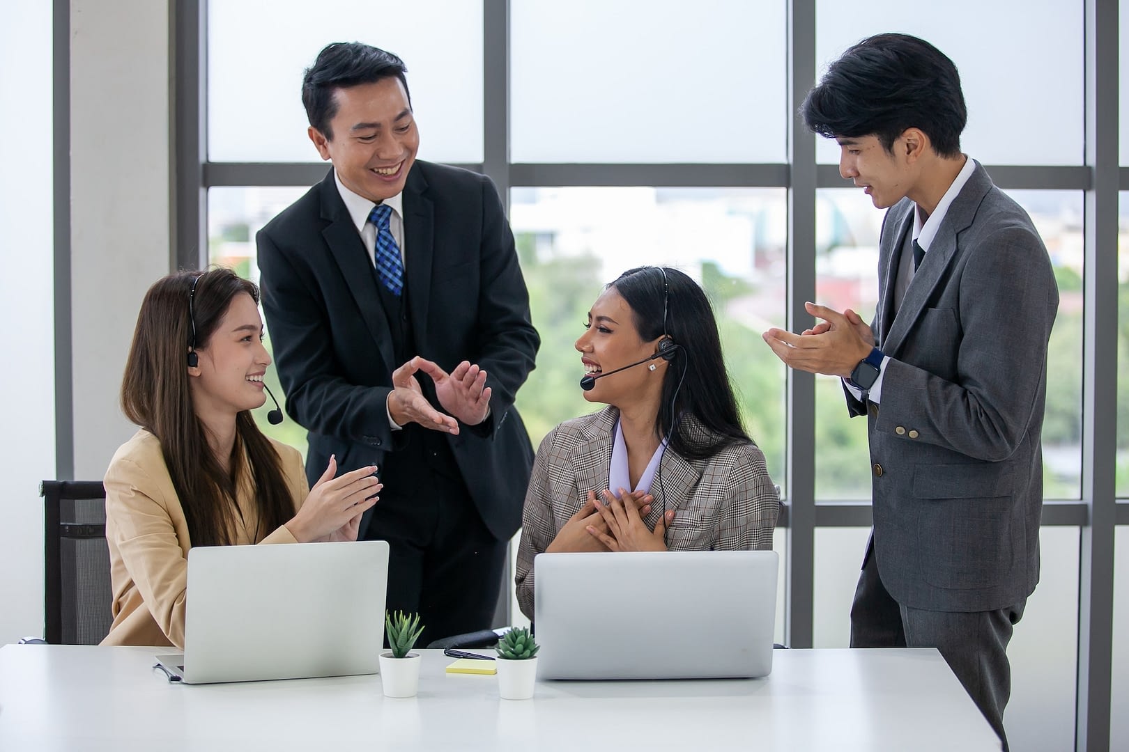 the supervisor compliments and encourage the employees in the office business concept