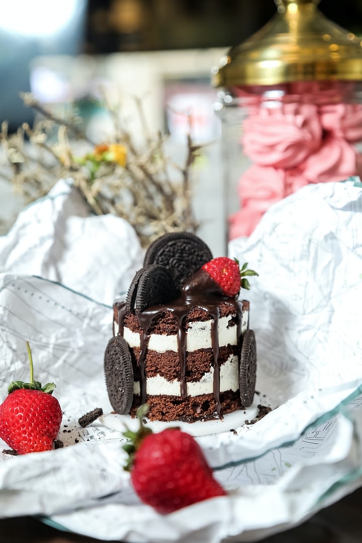 oreo cake with oreo cookies strawberry chocolate syrop side view